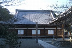 貞永寺。画面一面に平屋の寺の写真