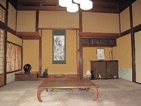 奥座敷。こじんまりとした畳の部屋。床の間があり、壁には掛け軸を飾っている
