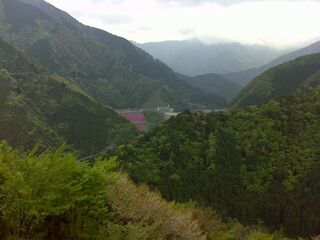 山々に囲まれた長島ダムの様子。