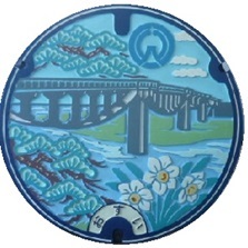 色つき、潮騒橋、マツ、スイセンのマンホールの蓋