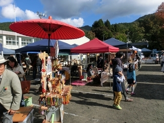 リサイクル市と創作品・飲食物の即売会の出店の様子