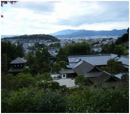 慈照寺（銀閣寺）を見下ろした様子。