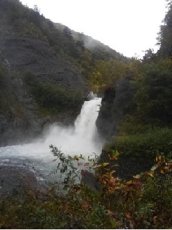 水が勢いよく流れている滝