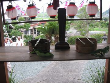 サトイモの葉や桶、位牌などが置かれた施餓鬼棚