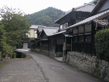 重要伝統的建造物群保存地区に選定された歴史的・伝統的建造物が立ち並ぶ花沢地区の町並み