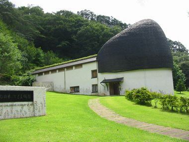 森と芝生の緑の中にどんぐりをかたどった可愛らしい美術館7.jpg