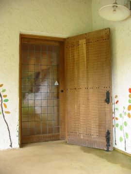 どんぐりの可愛い外壁と木製の戸が
の写真