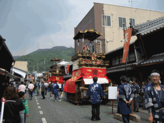 岐阜県美濃市の市政60周年記念のお祭りで山車が出ている様子