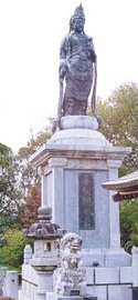 掛川城の天守台の平和観音像