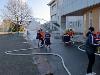 小学校で消防訓練をするようす