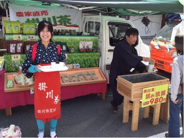 掛川茶を売る茶娘姿の女性