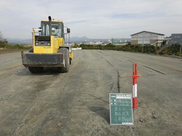 転圧作業をする振動ローラーの様子
