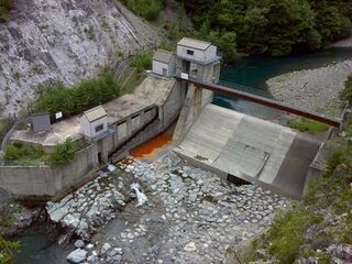 ダムのようなえん堤を上から見た様子。