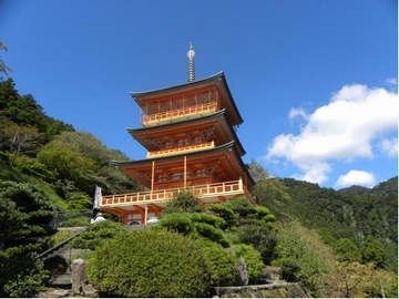 一番 青岸渡寺の三重塔を下から見上げた様子