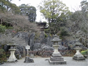 十三番 石山寺にある巨大な珪灰石の岩塊