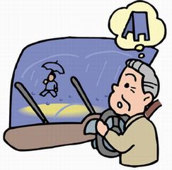 雨が降っている夜間に傘を差した歩行者を看板に見間違える高齢者運転手