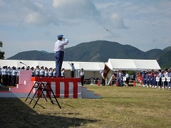 開会式で大会参加者たちが川勝県知事へ敬礼する様子