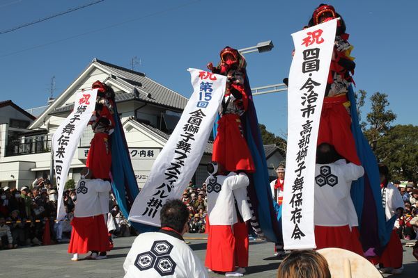 土台の大人２人と中段大人２人の３段が肩に乗ってつながり、その上で獅子児が舞う「四継ぎ」演技の写真