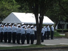 敬礼に対し敬礼を返す様子