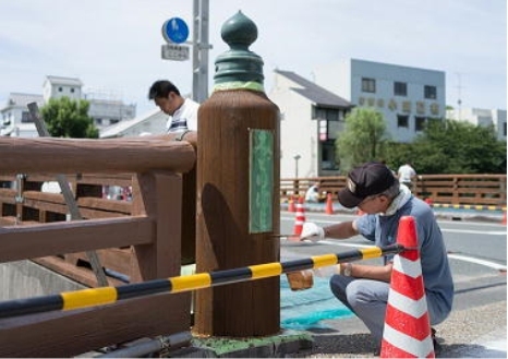 緑橋の塗装をするようす