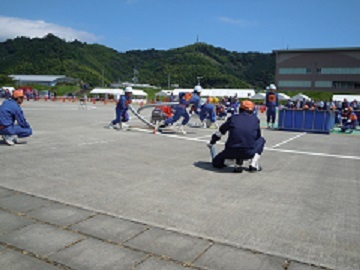 ホースを持ち、駆け出す団員