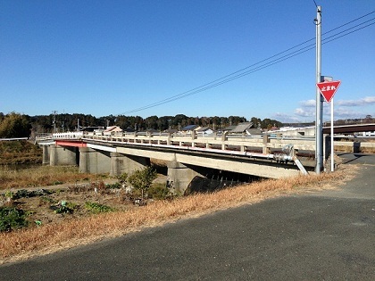 河川に架かる最も古い吉岡橋の写真