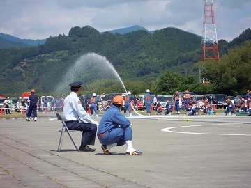 火点めがけ放水する様子