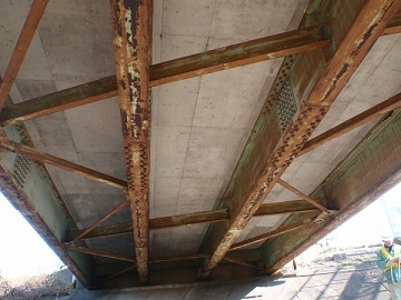 橋の下から見ると主桁が腐食して錆びている
