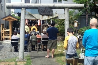 水天宮の例大祭に集まった区民たち