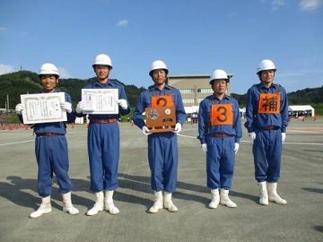 入賞した5人の団員達が横並びになっている