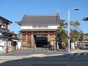 正面から見た復元掛川城大手門の写真