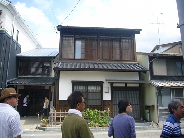  街並みを意識してリフォームされている家屋の写真