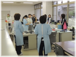 事務所でみんな揃って朝礼の様子