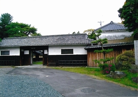 正面から見た長屋門の写真