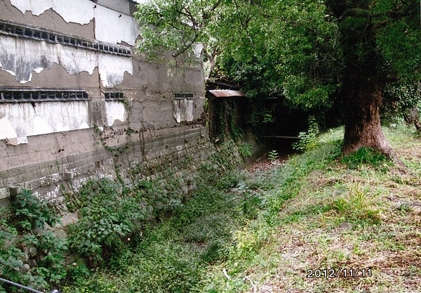 敷地内の堀の現在の様子の写真
