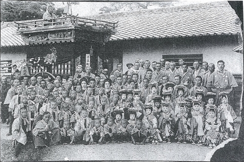 昭和８年大祭松ヶ岡長屋門前記念集合写真