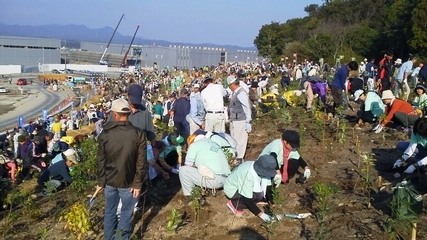 新病院敷地内での植樹祭の様子
