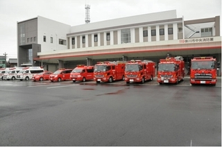 消防庁舎前に並ぶ救急車3台と消防自動車4台と小型消防用車3台