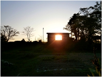 夕日が細谷駅の建物に当たっている写真