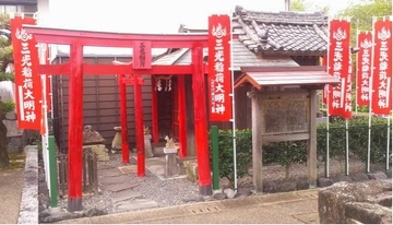 三光稲荷の鳥居とお社