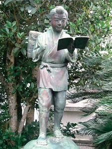 原谷小学校に設置されている二宮金次郎像