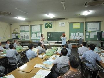 企業で味覚の達人チェックをしている様子