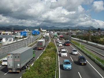 国道一号線BP（領家地内）片側2車線上下線に自動車が走っている様子