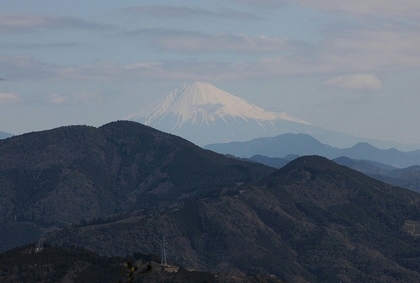 粟ヶ岳から遠くにみえる富士山の写真
