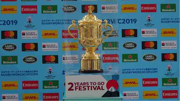 台座に飾られた、黄金色に輝くウェブ・エリス・カップ