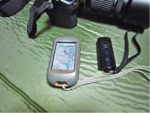 ハンディGPS（左）とGPSロガー（右）