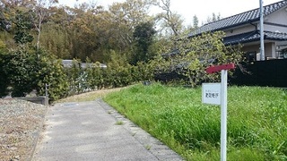 神社東側の避難経路入口は舗装され移動しやすい様子の写真