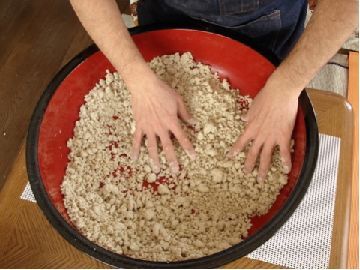 水を２回に分けて入れて蕎麦粉をかき回している様子の写真