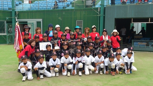 優勝旗とトロフィーを持って。選手と保護者皆で記念写真