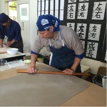 丸い形を伸ばしながら四角い形にしている作業の写真